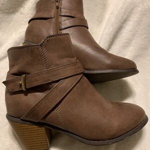 Aeropostale Brown Cross-Strap Booties • Size 8.5M